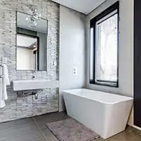 Badezimmer mit gro&szlig;em Fenster 
